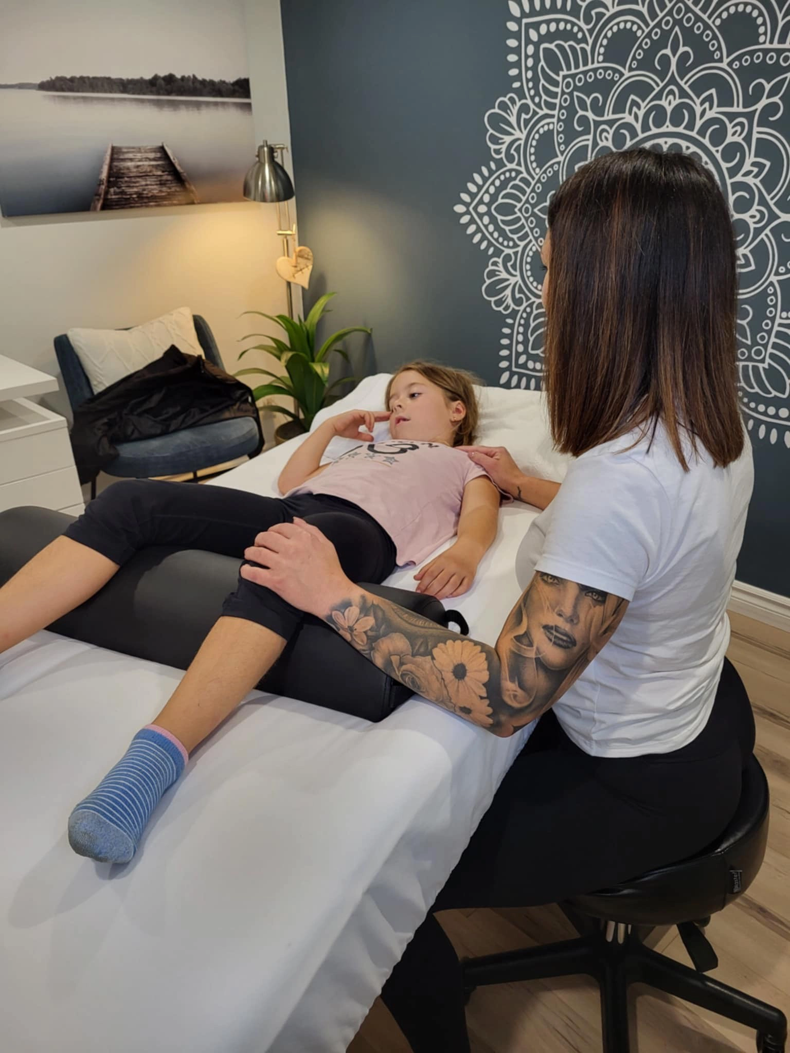Karine Nuckle accompagnant une enfant durant une rencontre