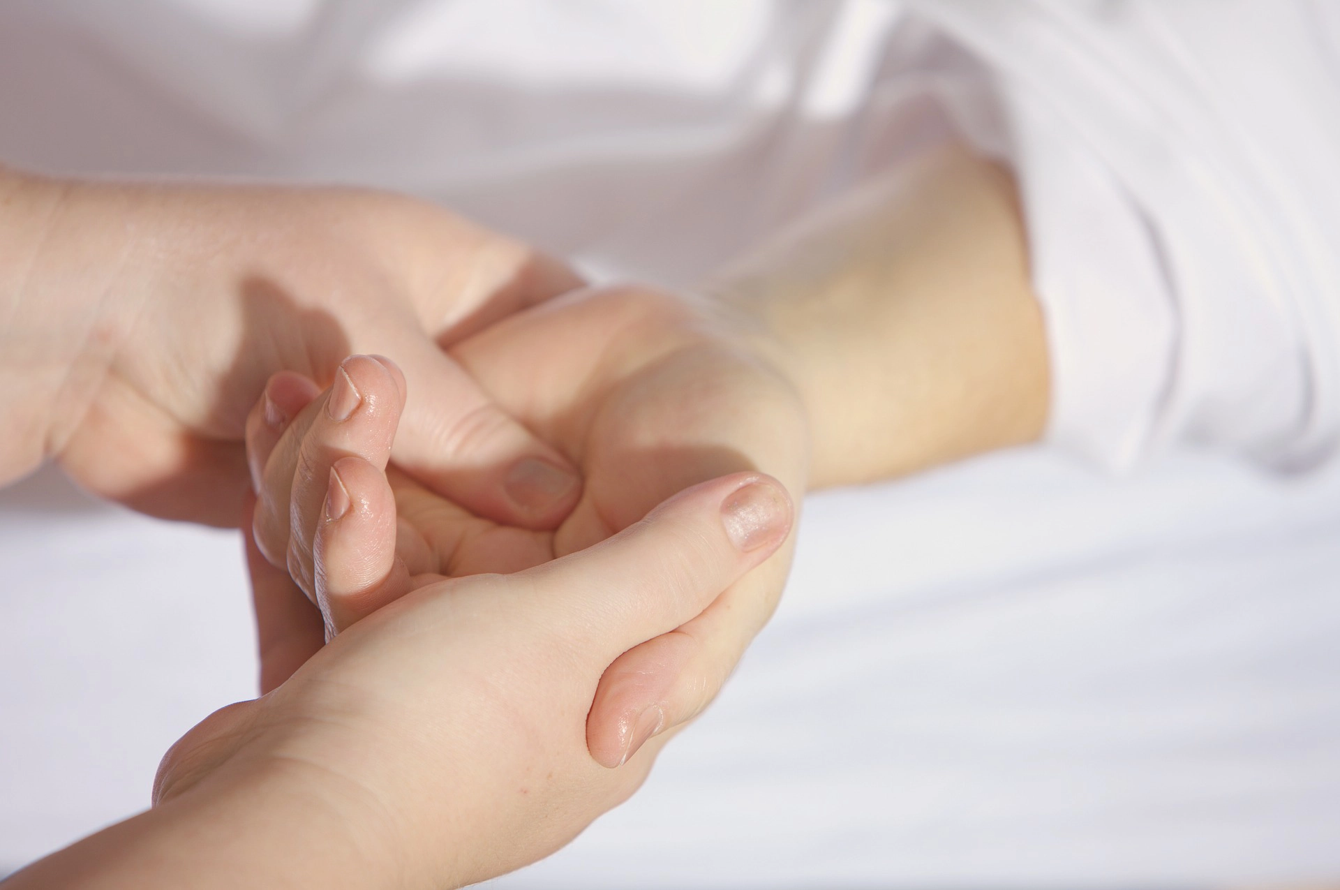 Massage métamorphique pratiqué au niveau de la main
