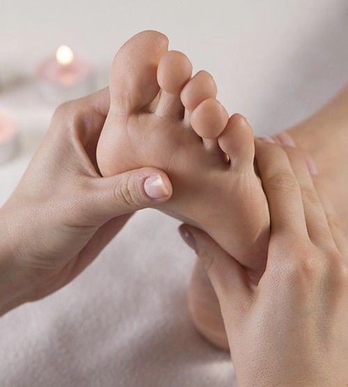 Toucher pratiqué au niveau du pied